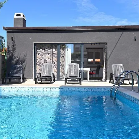 Bright With Pool View *