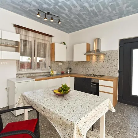 Bright With Pool View شقة *