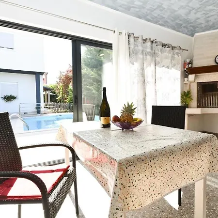 Bright With Pool View *