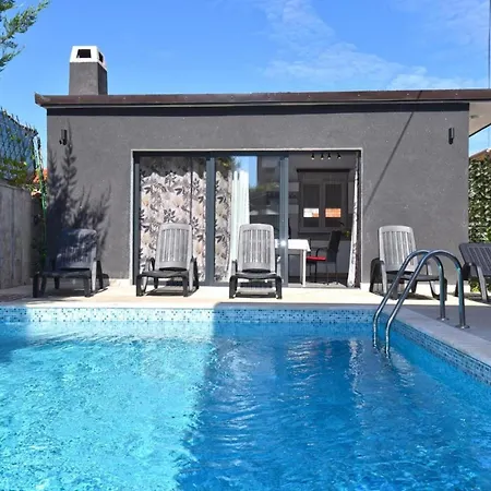 Lägenhet Bright With Pool View