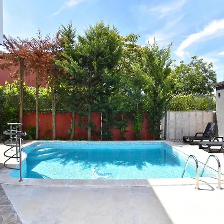 Bright With Pool View *