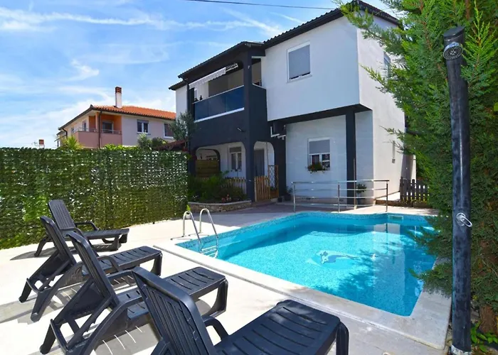 Bright With Pool View Apartment *