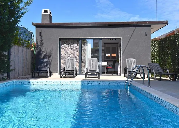 Apartment Bright With Pool View