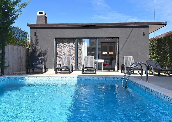 Bright With Pool View *