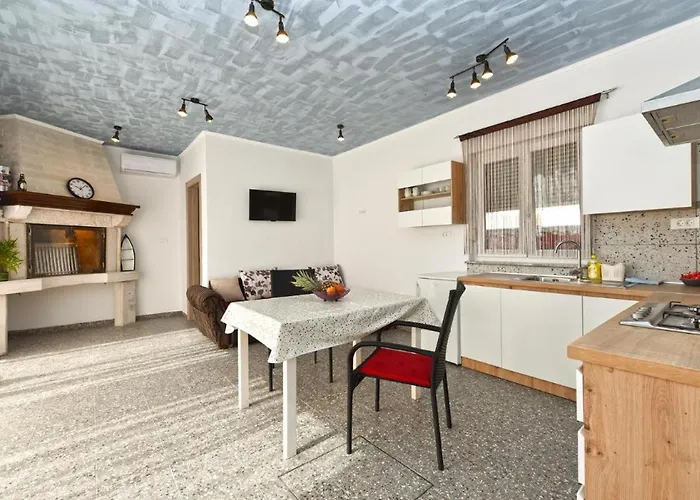 Διαμέρισμα Bright With Pool View