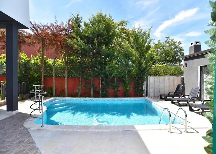 Bright With Pool View *